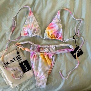 Skatie Woodstock print Ella top and Bobbi thick band bottom Size M both